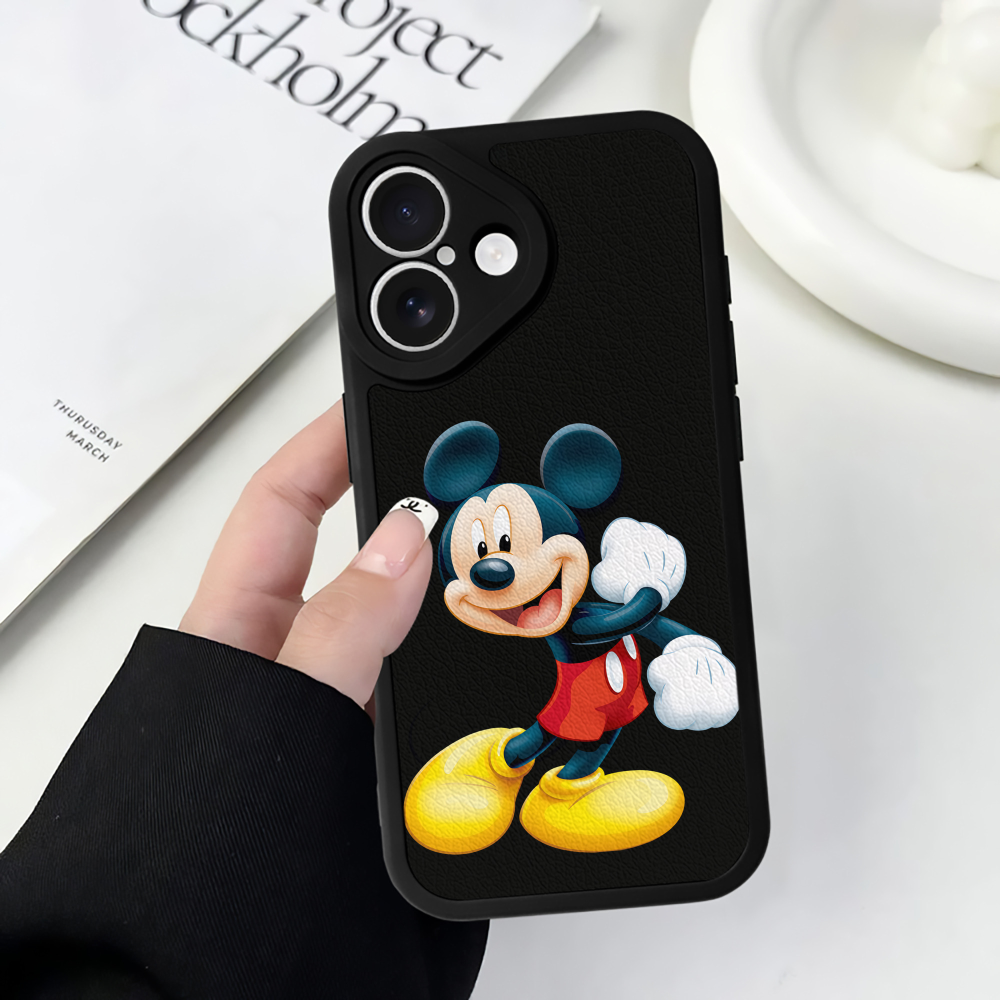 （画像用） ミッキーマウス Mickey Mouse 【iPhone 16シリーズ対応】シリコンスマホケース（レザー調） 材質：シリコン